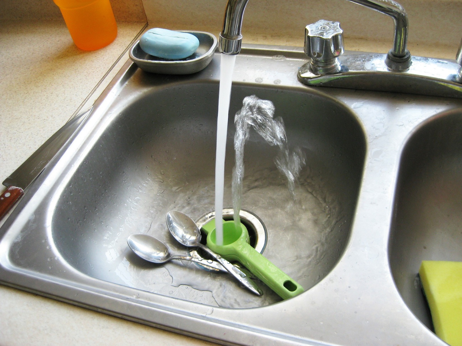 A kitchen sink with running water.