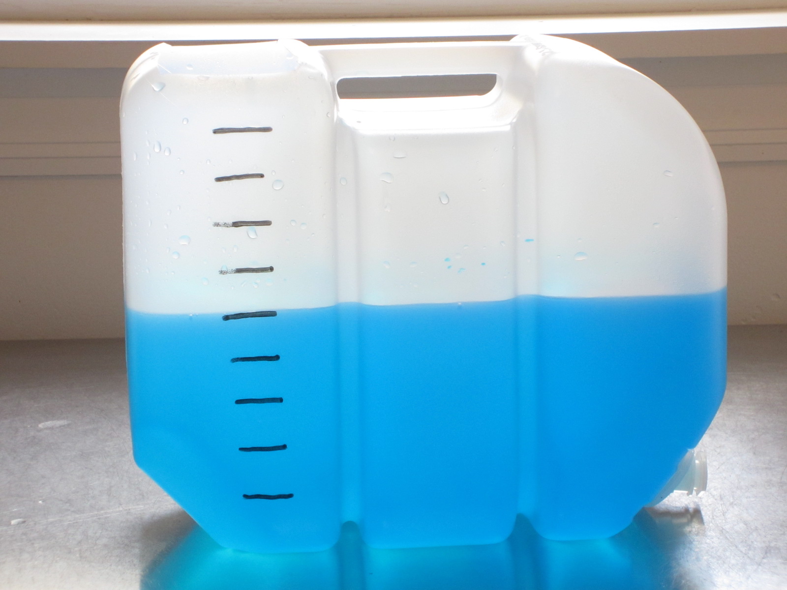 Jug of water measured in liters.