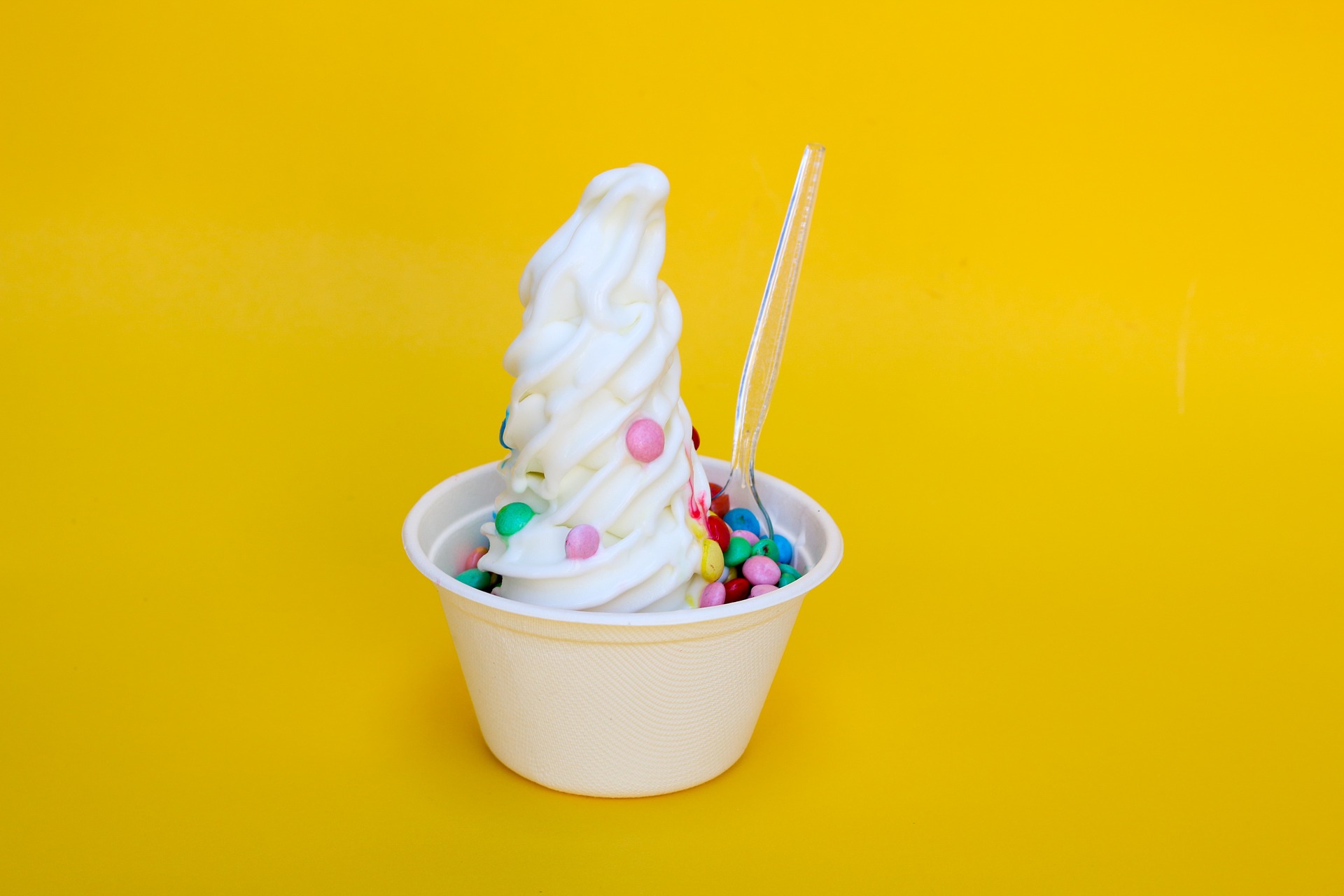 a cup of frozen yogurt with a topping