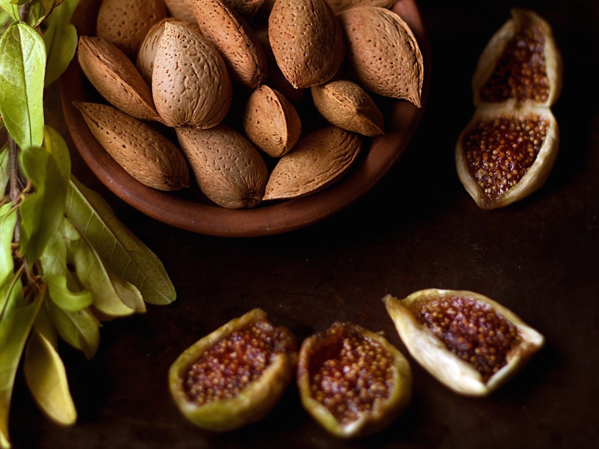 Bowl of figs and almonds.