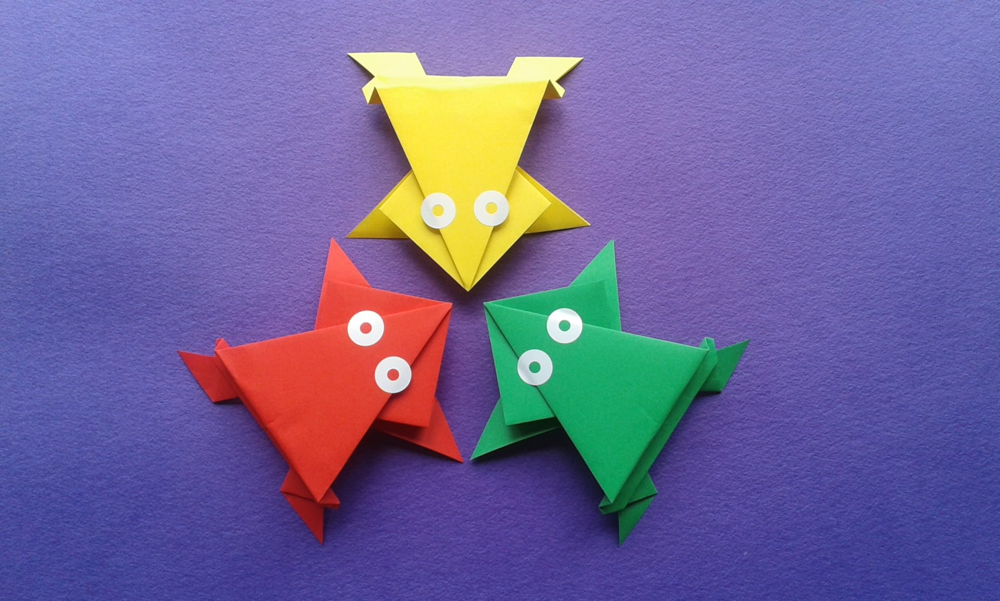 Frogs made by folding small pieces of paper.