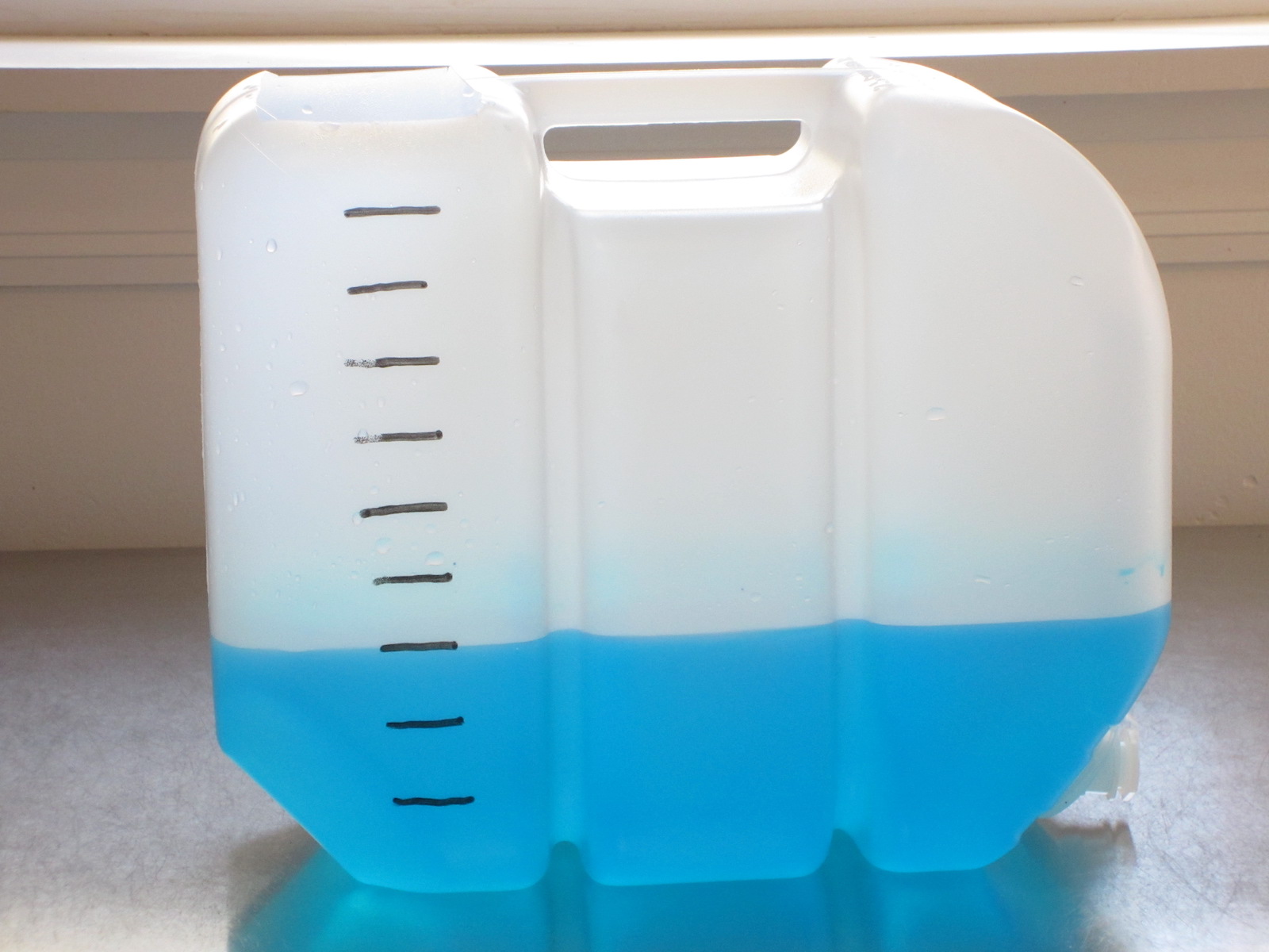 Jug of water measured in liters.