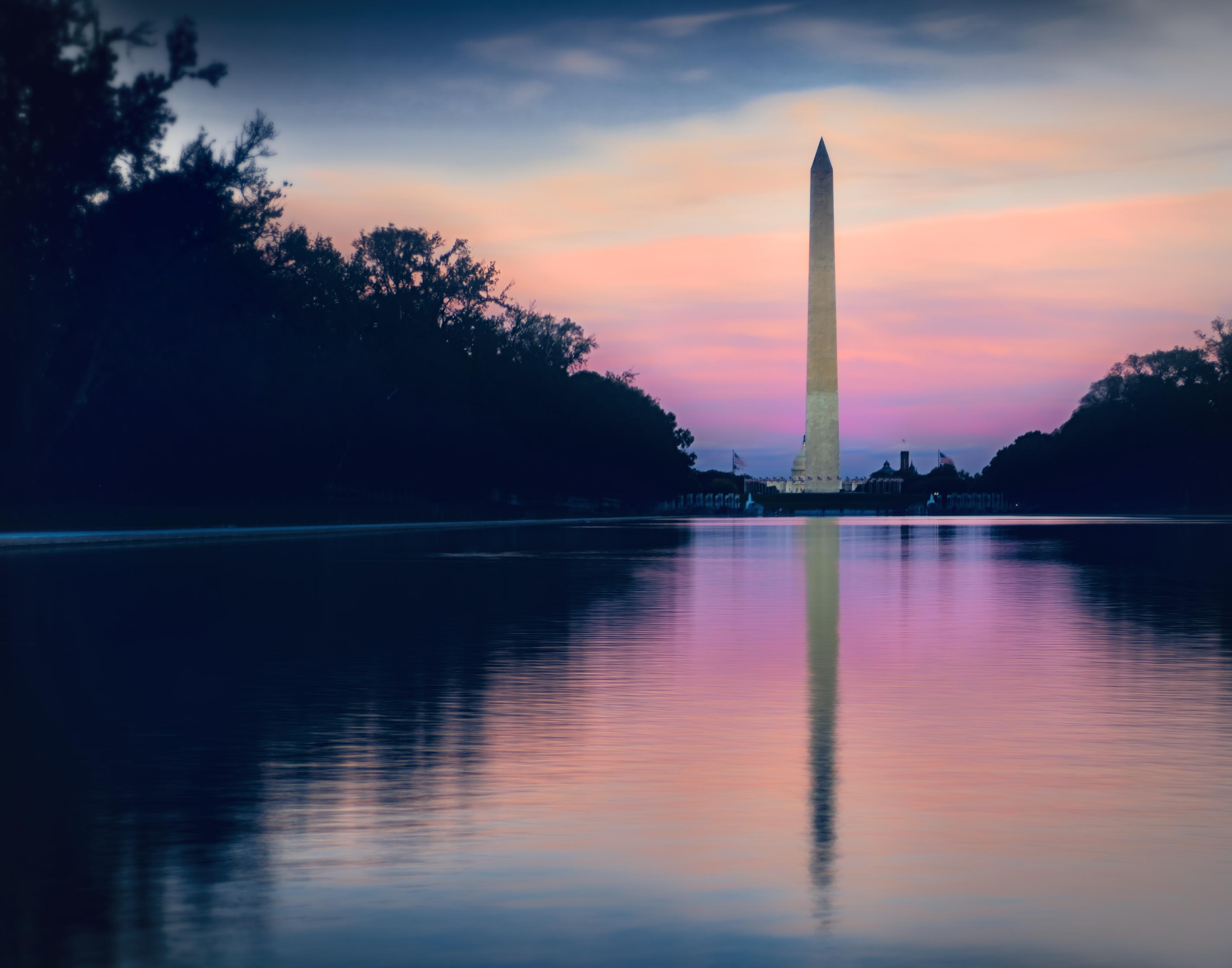 Photo of full Washington Monument.